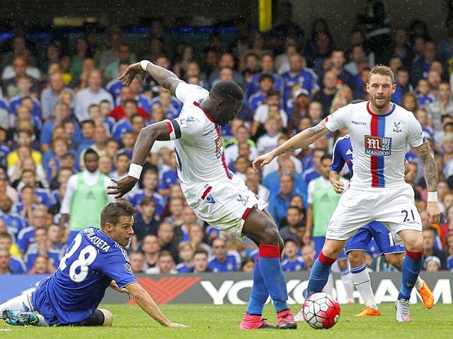 Crystal Palace’s Bakary Sako (C) scores a goal during the English Premier League (EPL) match between Chelsea and Crystal Palace at Stamford Bridge in London on August 29, 2015. (AFP Photo)