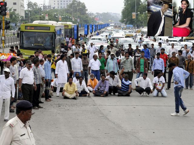 People staged chakka-jam at MR-9 square in Indore on Sunday protesting against the murder of Hemendra Dongre (inset left). Hemendra's wife Archana (inset right) was seriously injured. (Shankar Mourya/HT photo)