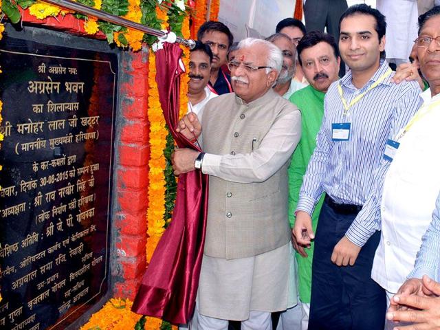 Haryana chief minister Manohar Lal Khattar laying the foundation stone of Agarsen Bhawan in Rewari on Sunday. (Manoj Dhaka/HT) Haryana chief minister Manohar Lal Khattar laying the foundation stone of Agarsen Bhawan in Rewari on Sunday. (Manoj Dhaka/HT)