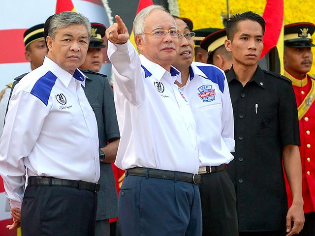 Malaysia's Prime Minister Najib Razak (C) gestures as his deputy, Ahmad Zahid Hamidi (L), looks on before the start of National Day celebrations at Independence Square in Kuala Lumpur on August 31, 2015. (AFP Photo)