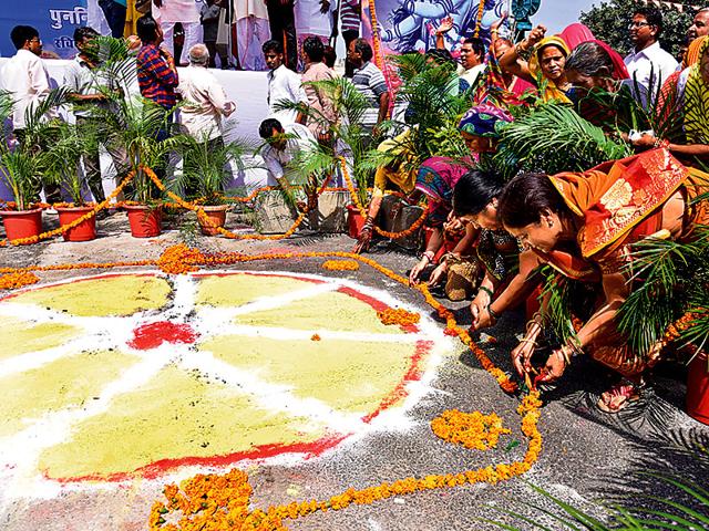 Devotees tie raksha sutras (protection threads) at the site where Rojgareshwar Mahadev temple existed at Chhoti Chaupar before it was dismantled for Jaipur Metro. (Prabhakar Sharma/HT Photo) Devotees tie raksha sutras (protection threads) at the site where Rojgareshwar Mahadev temple existed at Chhoti Chaupar before it was dismantled for Jaipur Metro. (Prabhakar Sharma/HT Photo)