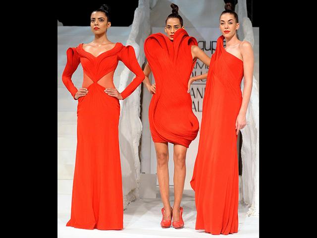 Dune-like textures featured in the garments through boning and silver rivulets and large ruffles swayed through the drapes. (AFP photo)