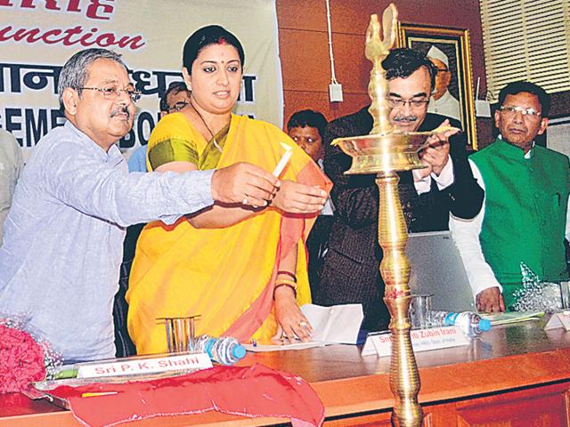 Union HRD minister Smriti Irani and others at the launch of IIM-Bodh Gaya’s academic session on Monday. (Rajesh Kumar/ HT photo) Union HRD minister Smriti Irani and others at the launch of IIM-Bodh Gaya’s academic session on Monday. (Rajesh Kumar/ HT photo)