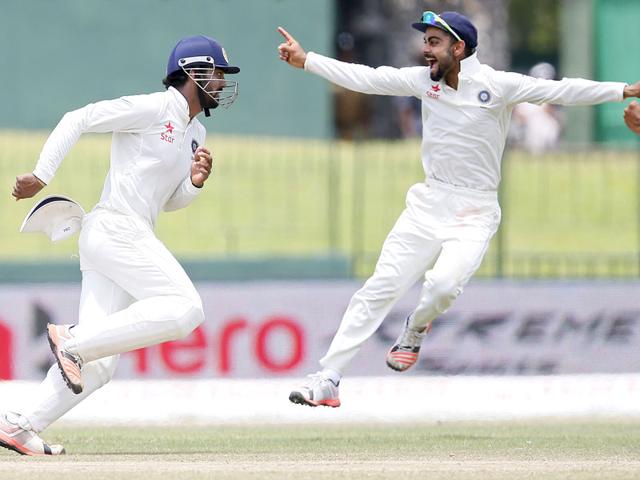 India's Lokesh Rahul, left, and captain Virat Kohli celebrate the dismissal of Sri Lanka's Lahiru Thirimanne during the final day of the third and final Test match in Colombo, on September 1, 2015. (Reuters Photo)