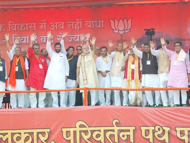 Narendra Modi and Bihar BJP leaders waving at the crowd during the Bhagalpur rally during a campaign for the upcoming Bihar elections. (HT Photo/Ravindra)