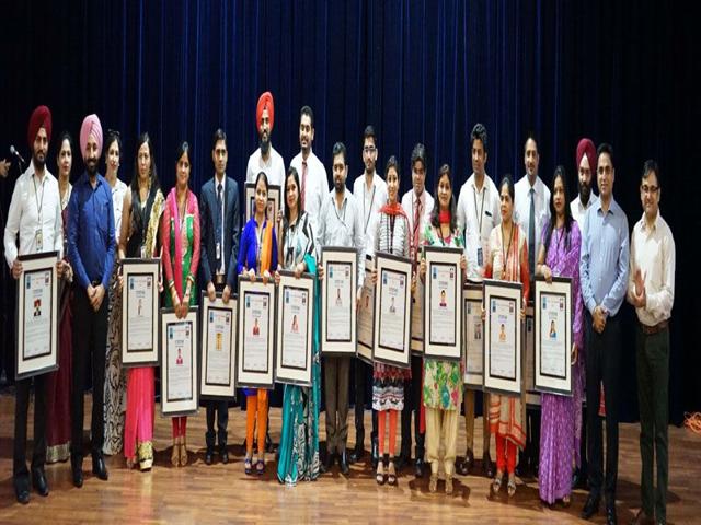 On September 5 every year, national awards are given by the President with the aim of “raising prestige of teachers” and giving recognition to “meritorious services of outstanding teachers” working in primary, middle and secondary schools. (HT Photo)
