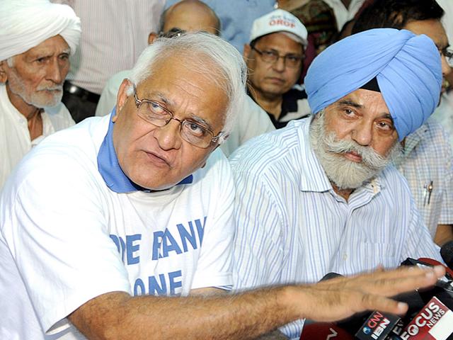 Major General (Retd.) Satbir Singh, along with other ex-servicemen in New Delhi, on Saturday, September 05, 2015. The veterans have rejected the One Rank, One Pension (OROP) scheme announced by the Centre. (Photo by Sonu Mehta/ Hindustan Times) Major General (Retd.) Satbir Singh, along with other ex-servicemen in New Delhi, on Saturday, September 05, 2015. The veterans have rejected the One Rank, One Pension (OROP) scheme announced by the Centre. (Photo by Sonu Mehta/ Hindustan Times)