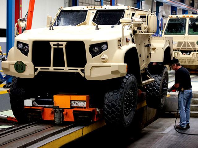A Joint Light Tactical Vehicle (JLTV) at Oshkosh’s Production Facility in Oshkosh, Wisconsin. The US Army announced a $6.75 billion contract to buy nearly 50,000 of the vehicles before 2040. (AFP Photo) A Joint Light Tactical Vehicle (JLTV) at Oshkosh’s Production Facility in Oshkosh, Wisconsin. The US Army announced a $6.75 billion contract to buy nearly 50,000 of the vehicles before 2040. (AFP Photo)