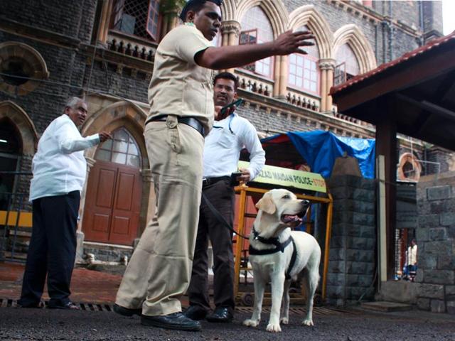 Mumbai police personnel in front of the Bombay high court. (Bhushan Koyande/HT Photo)