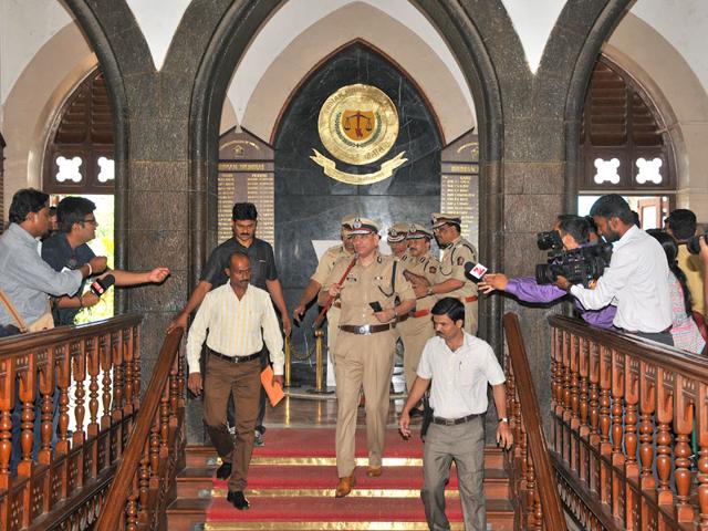 Rakesh Maria, the former police commissioner of Mumbai, leaves the commissioner office in Mumbai. (HT photo)