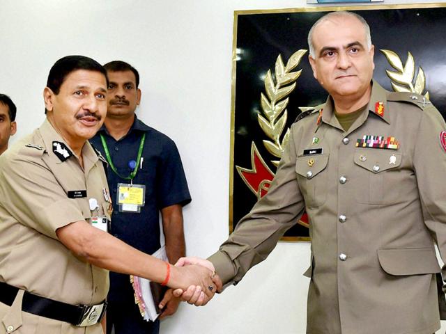 Pakistan Rangers Director General (Punjab) Major General Umar Farooq Burki (R) presents gifts to Indian Border Security Force (BSF) ceremonial guards prior to a meeting at the BSF headquarters in New Delhi on September 10, 2015. Members of the Pakistan Rangers are in India for talks with the Border Security Force (AFP Photo) Pakistan Rangers Director General (Punjab) Major General Umar Farooq Burki (R) presents gifts to Indian Border Security Force (BSF) ceremonial guards prior to a meeting at the BSF headquarters in New Delhi on September 10, 2015. Members of the Pakistan Rangers are in India for talks with the Border Security Force (AFP Photo)
