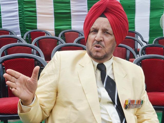 Col GS Sidhu (Retd) during 50th anniversary of 1965 Indo-Pak War at Asal Uttar village on Wednesday. (Sameer Sehgal/HT)