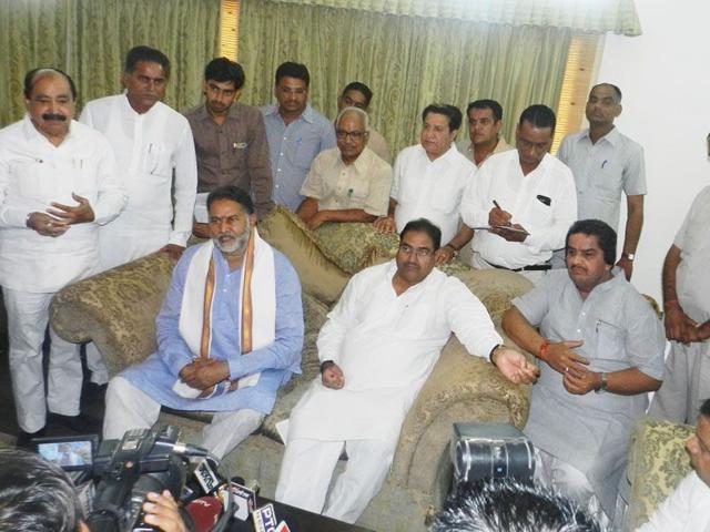 Haryana education minister Ram Bilas Sharma and INLD leader Abhay Chautala in Sirsa on Wednesday. (HT Photo)