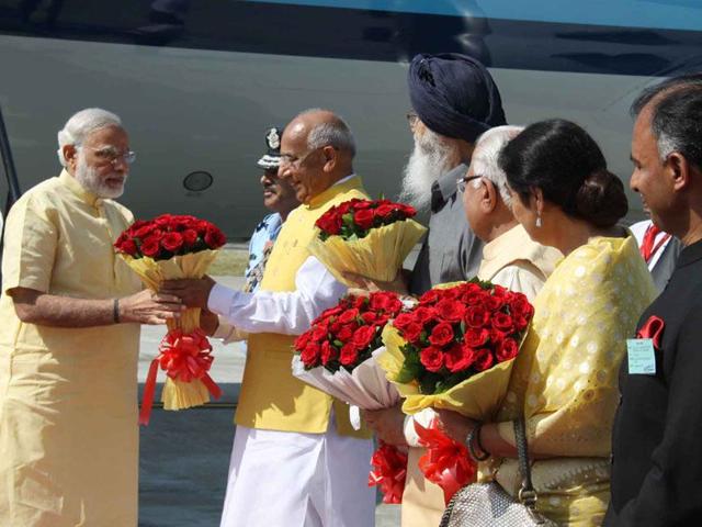 Prime Minister Narendra Modi being received by Punjab and Haryana governor Prof Kaptan Singh Solanki and Punjab chief minister Parkash Singh Badal at Chandigarh Airport on Friday. (HT Photo)
