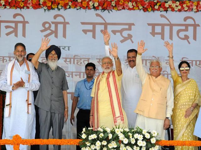 Prime Minister Narendra Modi flanked by Punjab CM Parkash Singh Badal, Haryana CM Manohar Lal Khattar and other BJP Leaders during a rally in Chandigarh on Friday. (Sanjeev Sharma/HT)