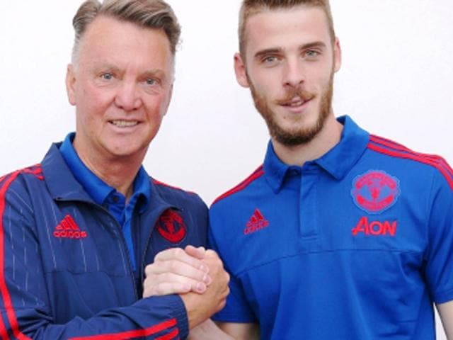 Spanish goalkeeper David De Gea signed a new 4-year contract with Manchester United after transfer deal with Real Madrid broke. (Picture credit: Manutd.com) Spanish goalkeeper David De Gea signed a new 4-year contract with Manchester United after transfer deal with Real Madrid broke. (Picture credit: Manutd.com)