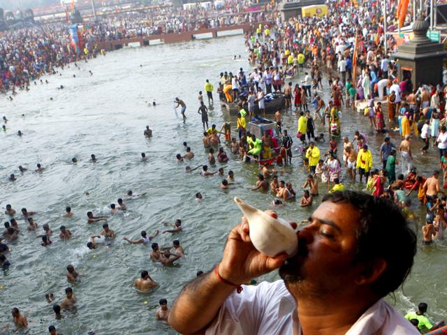A devotee blows conch shell at Ramkund as thousands of devotees take a dip in the Godavari river on the eve of second 'shahi snan', in Nashik. (Arijit Sen/HT photo) A devotee blows conch shell at Ramkund as thousands of devotees take a dip in the Godavari river on the eve of second 'shahi snan', in Nashik. (Arijit Sen/HT photo)
