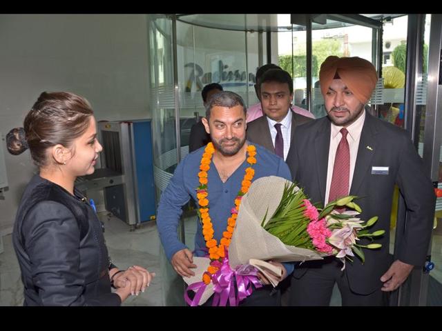 Perfectionist Aamir Khan receiving a bouquet in Ludhiana on Sunday. (HT Photo)