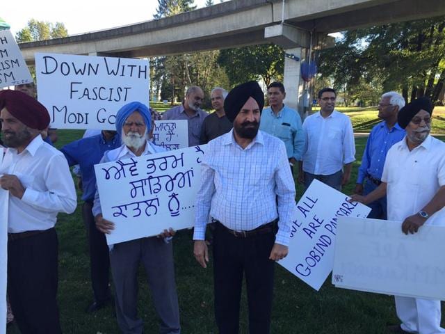 Protesters raising slogans against against the killing of MM Kalburgi in Surrey on Saturday. HT Photo