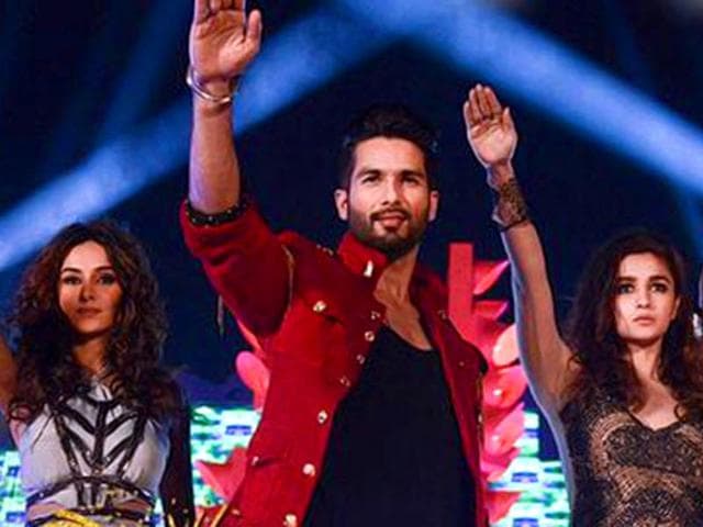 Shahid Kapoor and Alia Bhatt in Shaam Shaandaar.