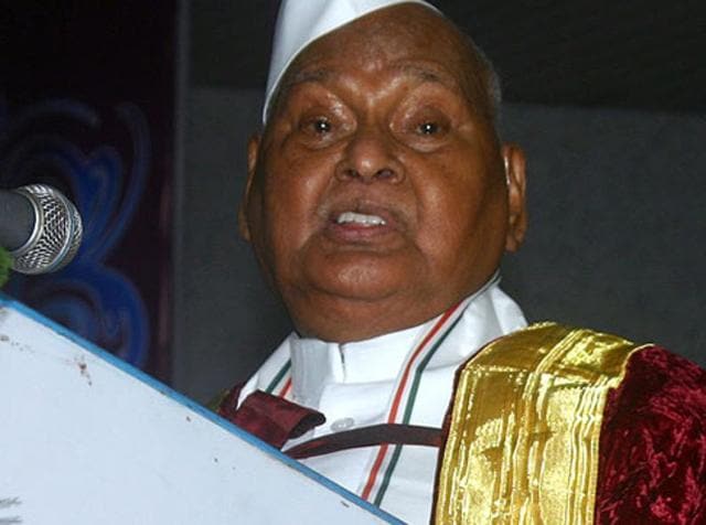 Madhya Pradesh governor Ram Naresh Yadav broke down during in the convocation ceremony of Barkatullah University in Bhopal. (ht photo) Madhya Pradesh governor Ram Naresh Yadav broke down during in the convocation ceremony of Barkatullah University in Bhopal. (ht photo)