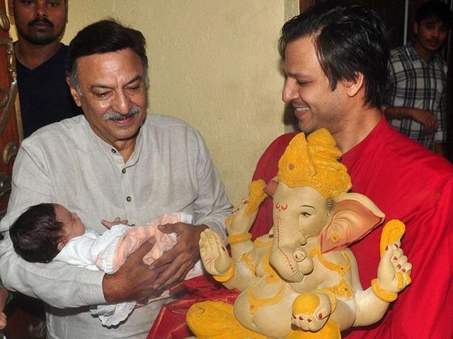 Suresh Oberoi and his son Vivek Oberoi offers prayers to a statue of Lord Ganesh to mark the Hindu festival Ganesh Chaturthi in Mumbai on September 17, 2015. (AFP Photo) Suresh Oberoi and his son Vivek Oberoi offers prayers to a statue of Lord Ganesh to mark the Hindu festival Ganesh Chaturthi in Mumbai on September 17, 2015. (AFP Photo)