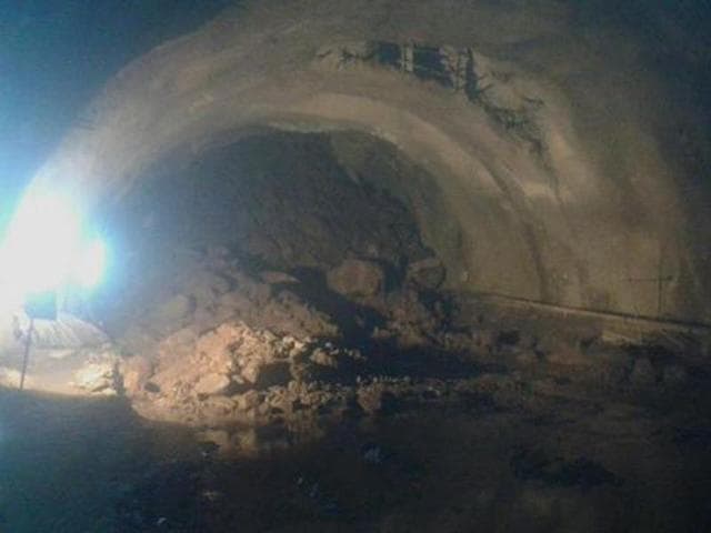 Mighty drilling rig has begun to rescue the trapped labourers. (HT photo) Mighty drilling rig has begun to rescue the trapped labourers. (HT photo)