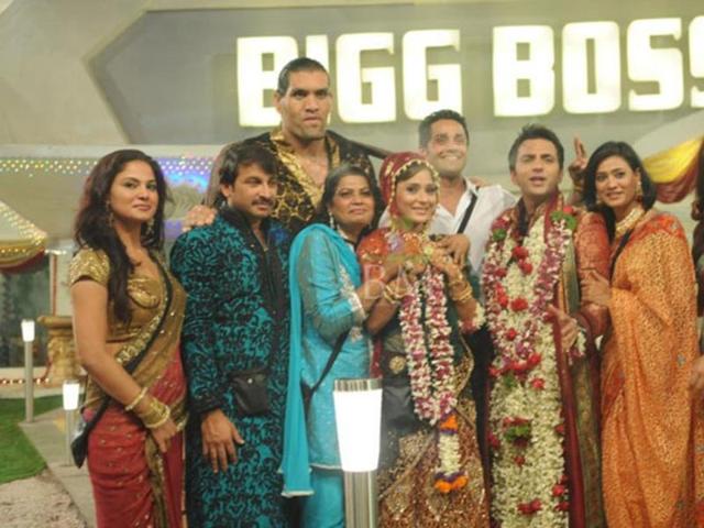 Sara Khan and Ali Merchant literally got married on the show. Ali Merchant came into the house so that they could get married, sounds romantic, but the marriage did not even last for two months. Later, Ali Merchant also said the whole wedding thing was a publicity stunt and both were paid Rs 50 lakh to do it.