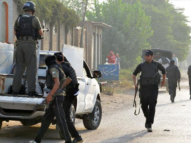 Pakistani soldiers and police commandos arrive to take position outside the Pakistan Air Force base after an attack by militants in Peshawar on September 18, 2015. Militants attacked the air base in the northwestern city of Peshawar, the military said, adding that at least six attackers had been killed. (AFP)
