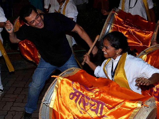 Salman Khan dances during Ganesh Chaturthi celebrations at his residence in Mumbai on Friday night. (PTI) Salman Khan dances during Ganesh Chaturthi celebrations at his residence in Mumbai on Friday night. (PTI)