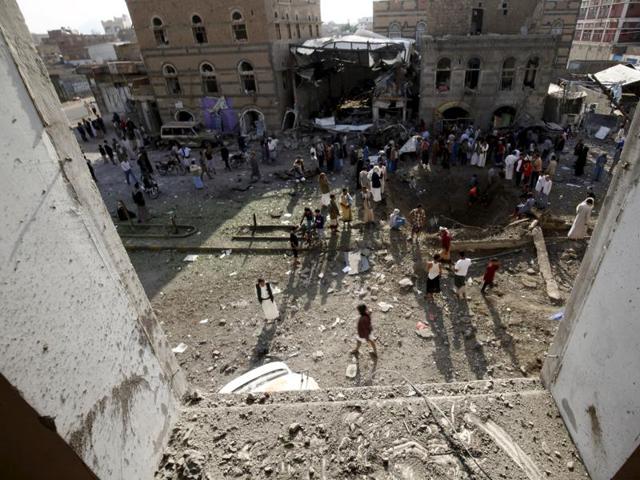 People gather at the site of Saudi-led air strikes in Yemen's capital Sanaa September 19, 2015. (REUTERS) People gather at the site of Saudi-led air strikes in Yemen's capital Sanaa September 19, 2015. (REUTERS)