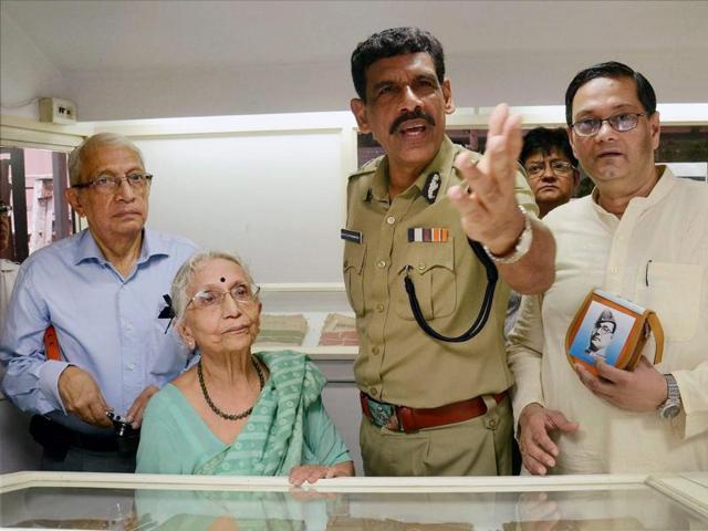 Bose's niece Krishna Bose (second from left), Kolkata police commissioner Surajit Purkasthya and family members of the freedom fighter at a ceremony were files on the freedom fighter were put on public display. Two commissions formed after independence ruled that Bose died in an air crash. (PTI)