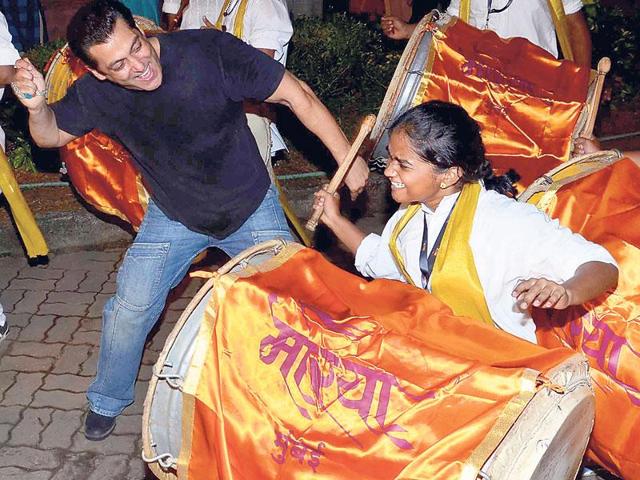 That’s how you do it: Salman Khan dancing to the beat of drums. (HT PHOTO/YOGEN SHAH)