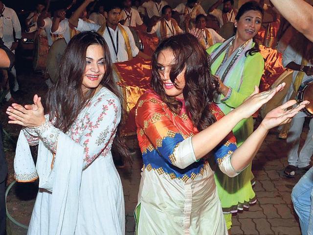 Alvira Khan and Huma Qureshi dance to the beat of drums. (HT PHOTO/YOGEN SHAH)