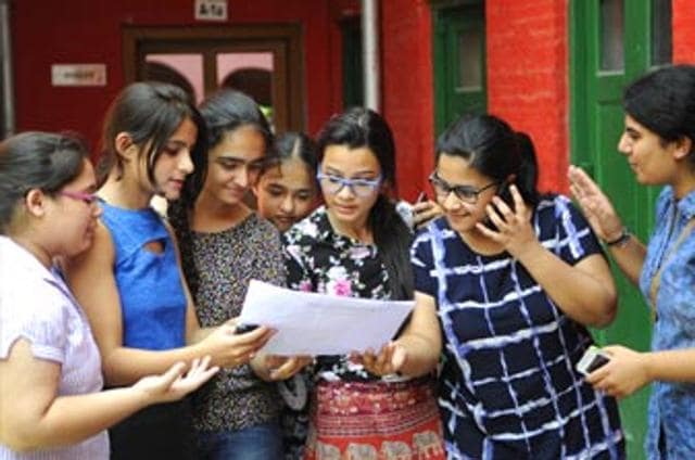 MDU authorities have suspended superintendent Sita Ram Sharma of the result branch, who allegedly approached NYSA for increasing the marks of several students in the academic year 2014-15 (ht photo) MDU authorities have suspended superintendent Sita Ram Sharma of the result branch, who allegedly approached NYSA for increasing the marks of several students in the academic year 2014-15 (ht photo)