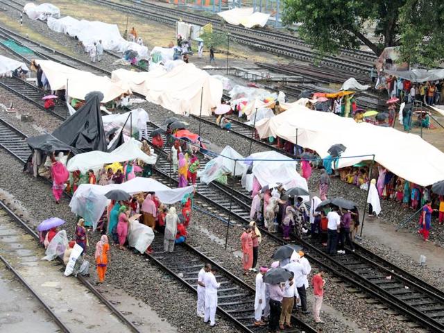 Undeterred by rains, Dera Sacha Soda followers blocked rail tracks at Bathinda on Sunday.(Sanjeev Kumar/HT.)