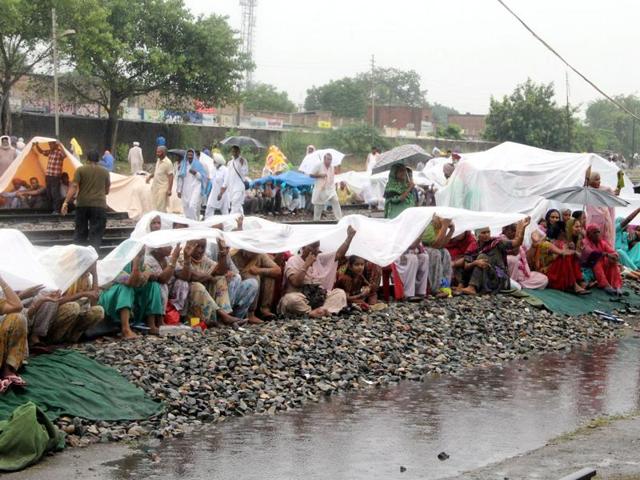 Dera Sacha Soda followers staging a protest in Bathinda on Sunday. . (Sanjeev Kumar/HT) Dera Sacha Soda followers staging a protest in Bathinda on Sunday. . (Sanjeev Kumar/HT)