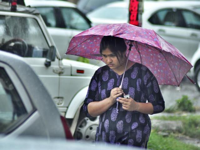 Commuters had a tough time as it rained like cats and dogs in Ludhiana on Sunday. (Sikander Singh Chopra/HT)