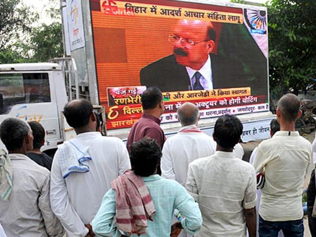 Bihar gets into election mood: People flock before a giant TV screen set up on the roadside in Patna, to hear the Bihar poll announcement by Election Commission . (AP Dube/HT Photo) Bihar gets into election mood: People flock before a giant TV screen set up on the roadside in Patna, to hear the Bihar poll announcement by Election Commission . (AP Dube/HT Photo)