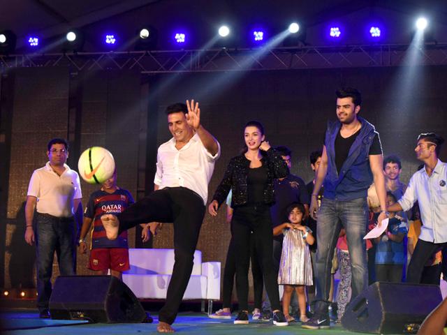 Akshay Kumar plays football as Amy Jackson and Manish Paul watch at the HT GIFA grand opening ceremony in Tau Devi Lal stadium, in Gurgaon, India, on Sunday, September 20, 2015. (Vipin Kumar/Hindustan TimeS)