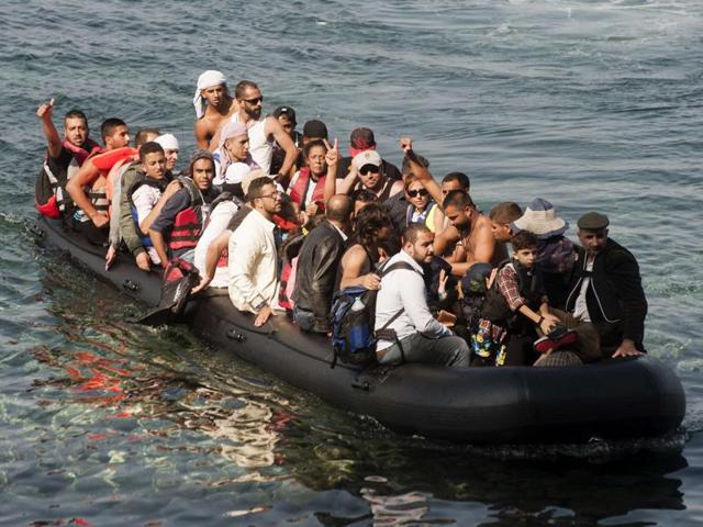 Refugees arrive on the shore of Sykamias beach, west of the port city of Mytilini, after crossing the Aegean sea from Turkey in Lesvos Island, Greece. (AFP Photo) Refugees arrive on the shore of Sykamias beach, west of the port city of Mytilini, after crossing the Aegean sea from Turkey in Lesvos Island, Greece. (AFP Photo)