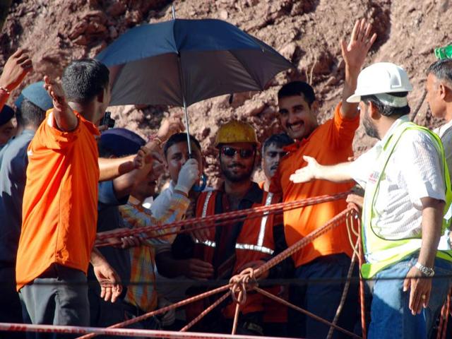 A 50-member team of engineers, technical supervisors, drilling experts and geologists from Sutlej Jal Vidyut Nigam Limited (SJVNL), Border Roads Organisation (BRO), and Himachal Pradesh Power Corporation Limited (HPPCL) was at work to dig a 1.2-metre-wide hole till the tunnel roof to send in an NDRF team. (HT Photo)