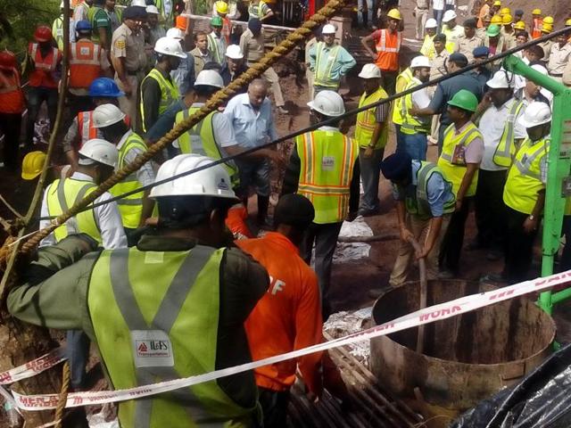 Satish Tomar and Mani Ram were brought out by a National Disaster Response Force (NDRF) team around 4:30pm, nine days after they got trapped following a tunnel collapse. (HT Photo)