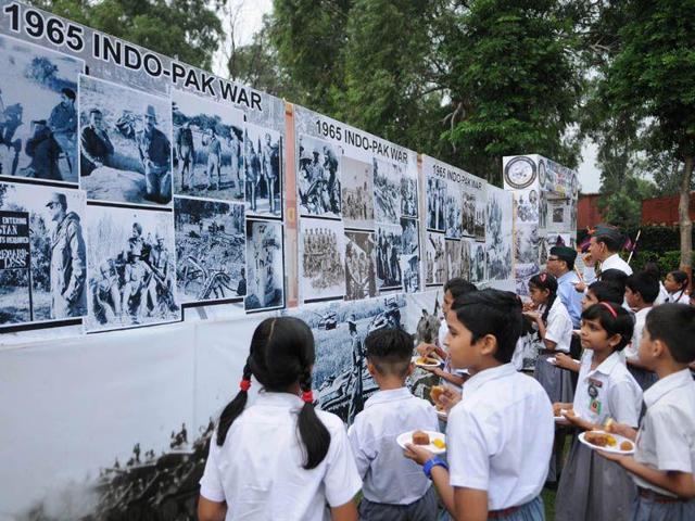 Students at the exhibition on 1965 Indo-Pak war during the celebrations in Jalandhar on Tuesday. (Pardeep Pandit/ HT) Students at the exhibition on 1965 Indo-Pak war during the celebrations in Jalandhar on Tuesday. (Pardeep Pandit/ HT)