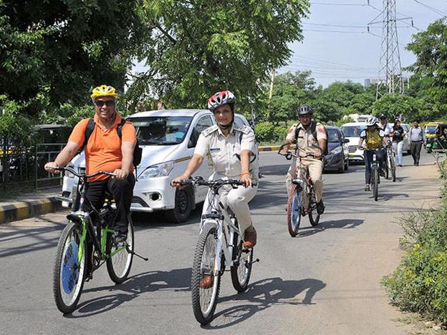 Bharti Arora, joint commissioner of police (traffic), rides a bicycle in Gurgaon on Tuesday. (Abhinav Saha/HT photo) Bharti Arora, joint commissioner of police (traffic), rides a bicycle in Gurgaon on Tuesday. (Abhinav Saha/HT photo)