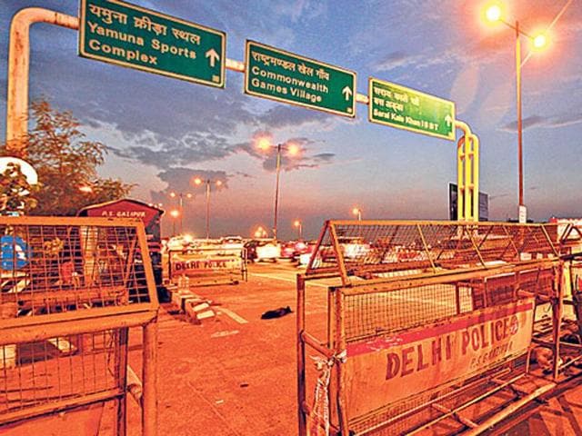 Delhi Police barricades at an unmanned checkpost on the Delhi-Uttar Pradesh border near Ghazipur.(RAJ K RAJ/HT PHOTO)