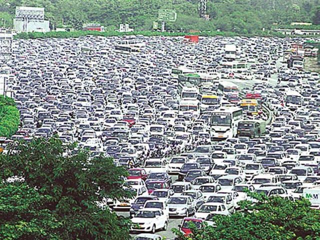 The packed Delhi-Gurgaon Expressway, near Ambience Mall, in Gurgaon. (ht file photo) The packed Delhi-Gurgaon Expressway, near Ambience Mall, in Gurgaon. (ht file photo)
