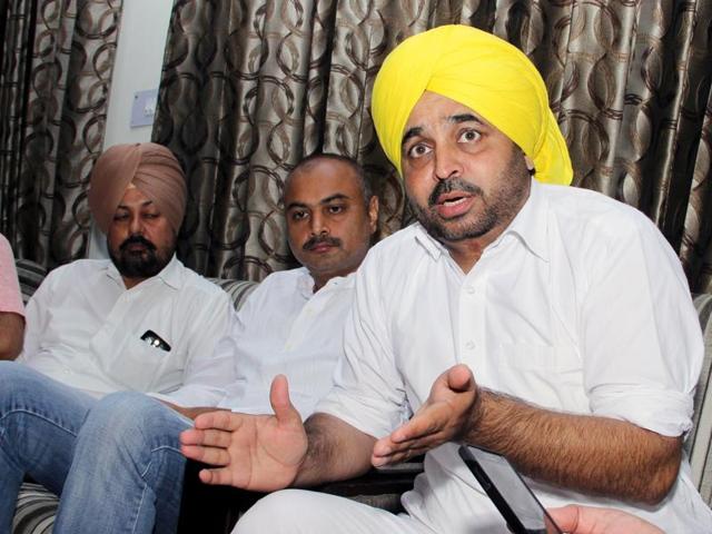 AAP Sangrur MP Bhagwant Singh Mann interacting with the mediapersons during a press conference in Bathinda on Tuesday.(Sanjeev Kumar/HT)