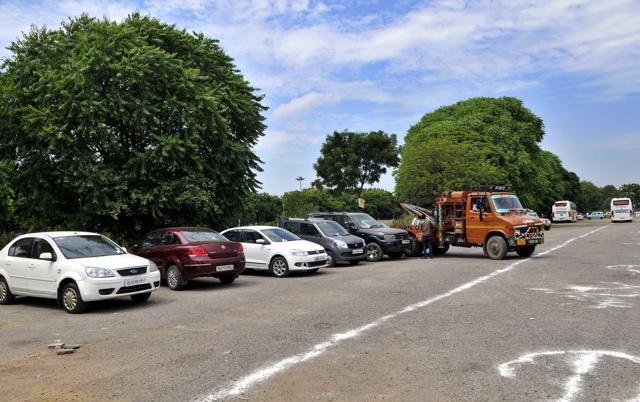 Towed cars at Leisure Valley Ground in Gurgaon on Tuesday. (Abhinav Saha/HT photo) Towed cars at Leisure Valley Ground in Gurgaon on Tuesday. (Abhinav Saha/HT photo)