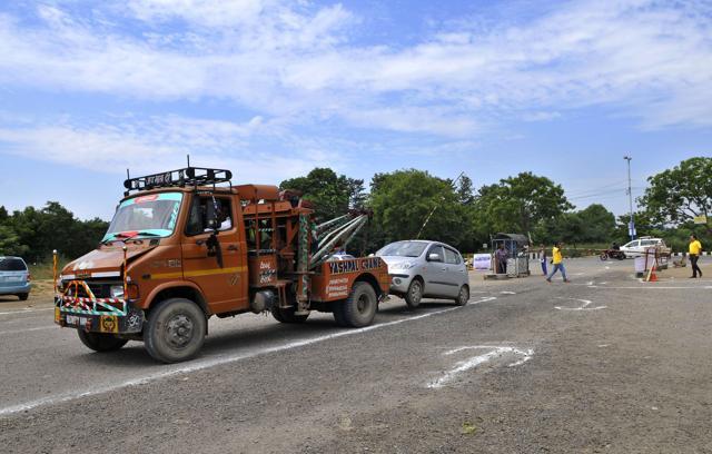 A car being towed away in Gurgaon on Car-Free Day. (Abhinav Saha/HT Photo) A car being towed away in Gurgaon on Car-Free Day. (Abhinav Saha/HT Photo)